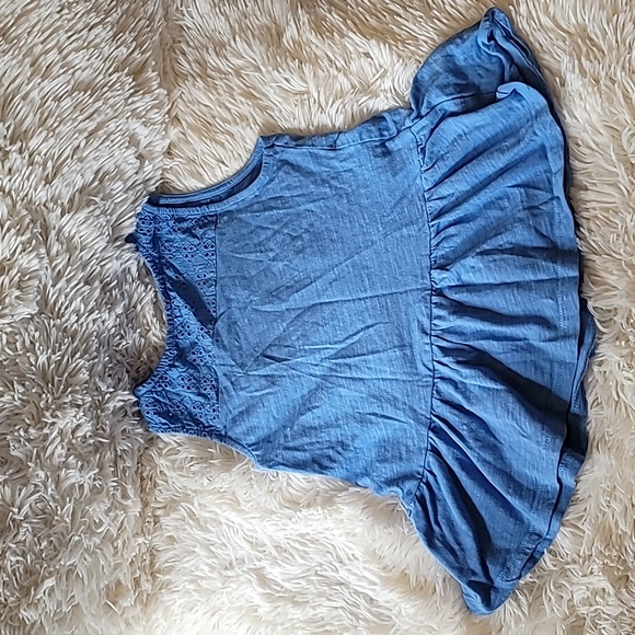 Girls size 5 , short sleeve shirt, - Picture 2 of 2